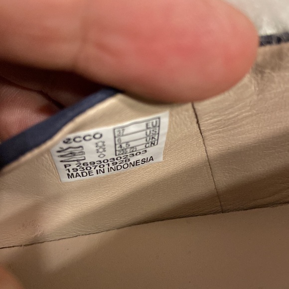 Ecco Blue Suede Flats Sleek Minimalist Design size US 6 BNWOT see photos - Picture 8 of 12